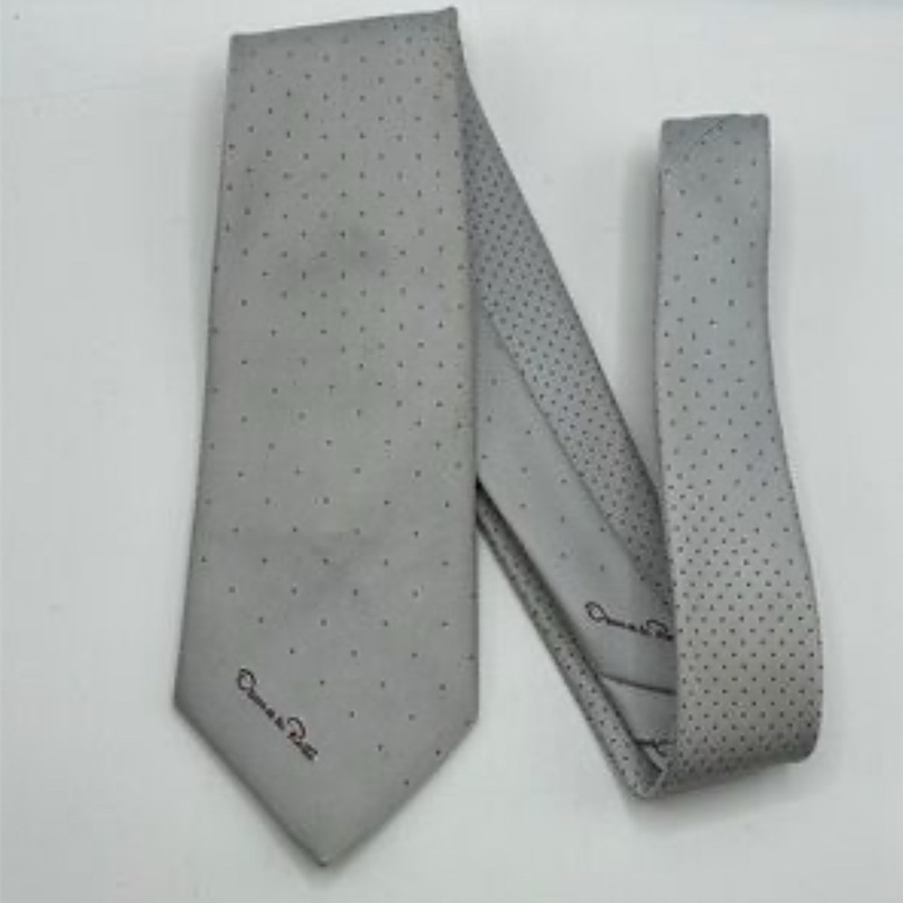 Oscar de la Renta men's necktie in a light gray with black polka dots.